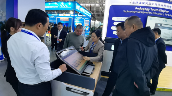 展會(huì)首日人氣爆棚，華璨硬核產(chǎn)品矩陣引海內(nèi)外聚焦